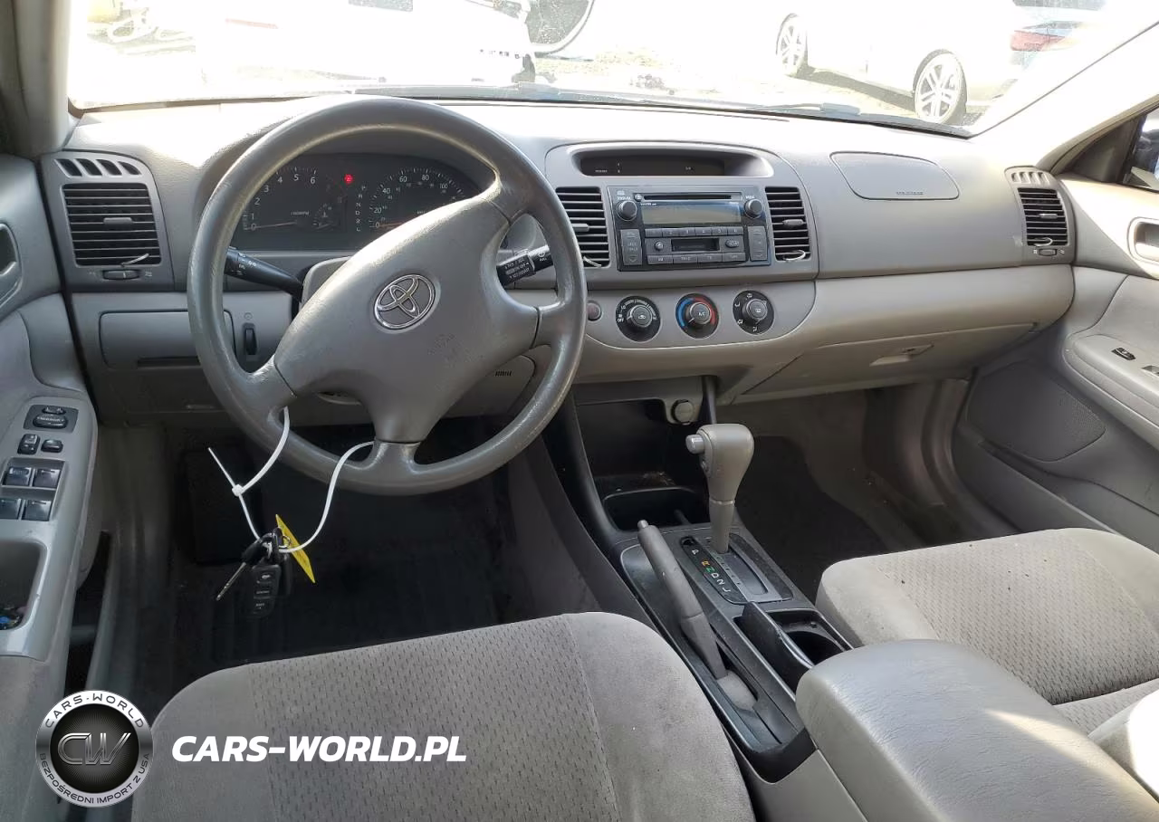 2002 Toyota Camry Le VIN:JTDBE32K220035359 - 8