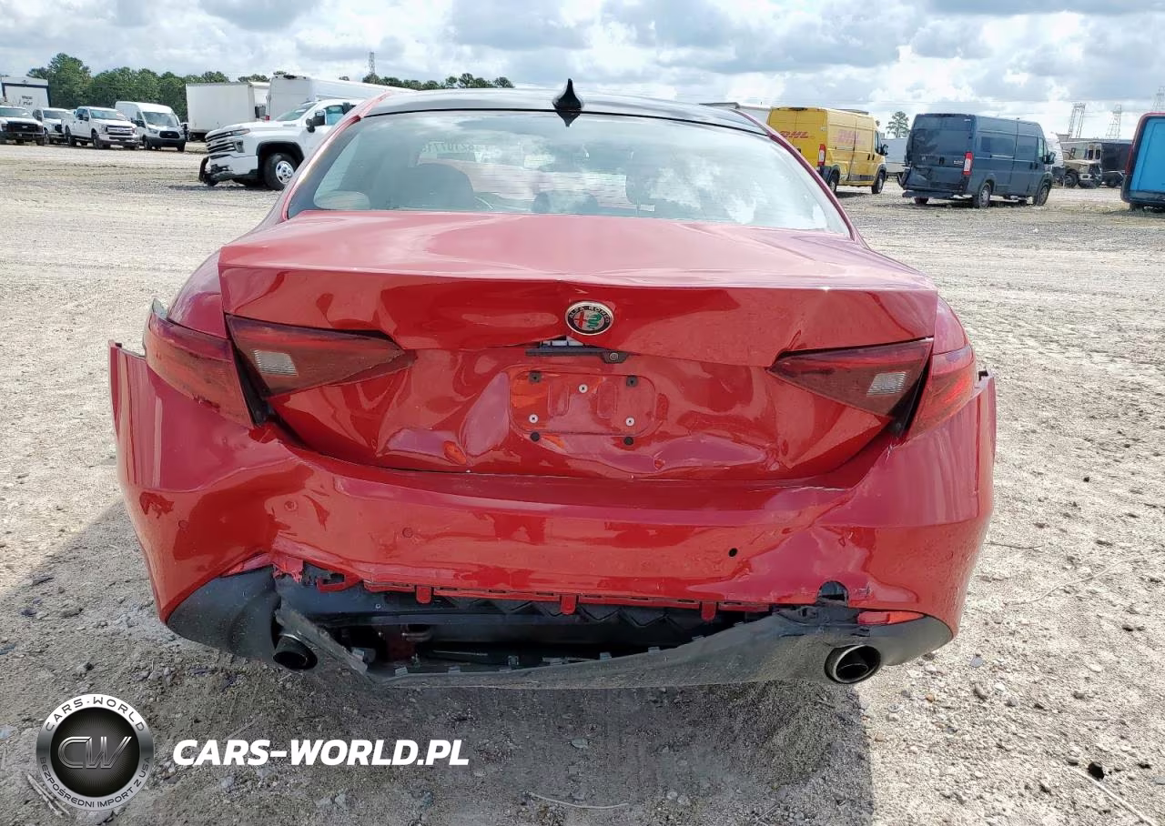 2017 Alfa Romeo Giulia VIN:ZARFAEBNXH7552059 - 6