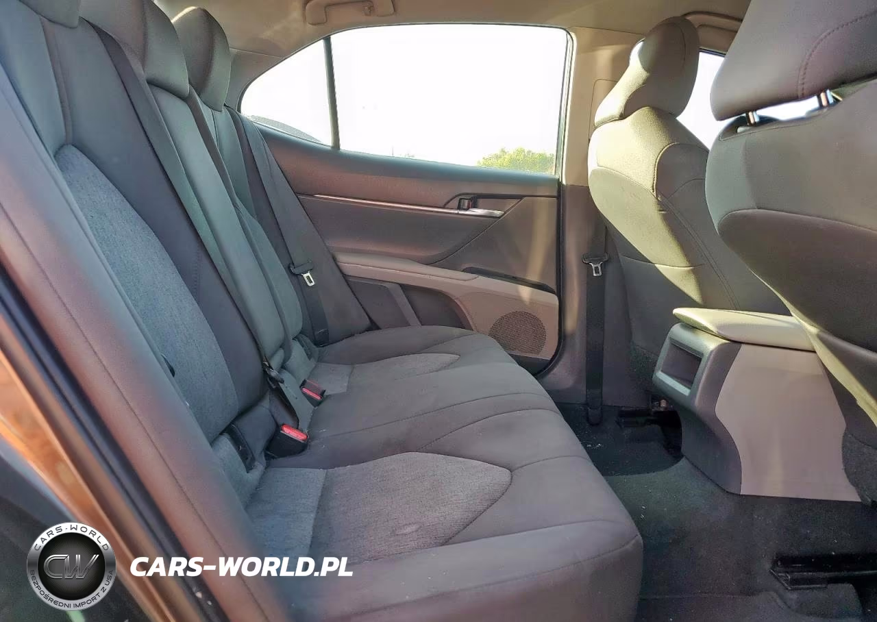 2018 Toyota Camry L VIN:4T1B11HK5JU034426 - 10