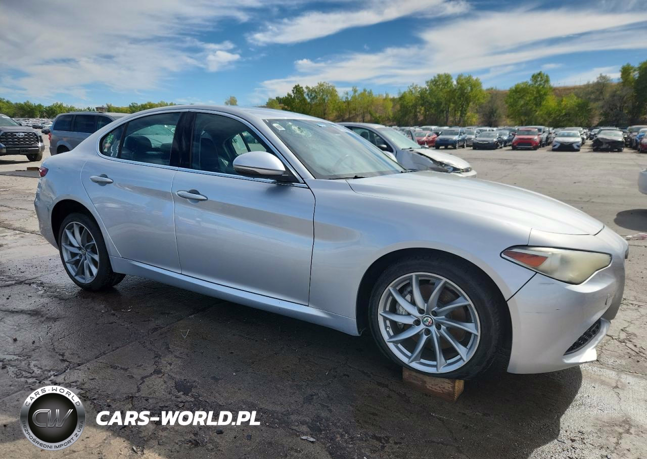 2017 Alfa Romeo Giulia Q4 VIN:ZARFAEDN0H7529063 - 4
