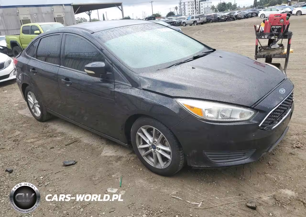 2016 Ford Focus Se VIN:1FADP3F29GL387931 - 4