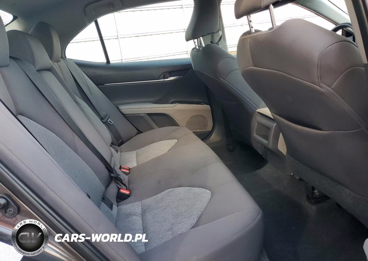 2018 Toyota Camry L VIN:4T1B11HK1JU021141 - 10