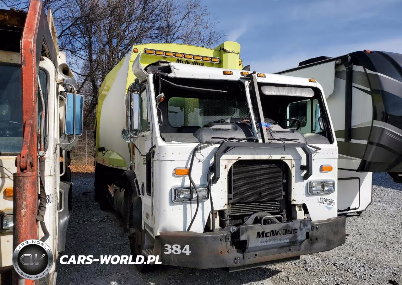 2013 Peterbilt 320 Refuse Truck