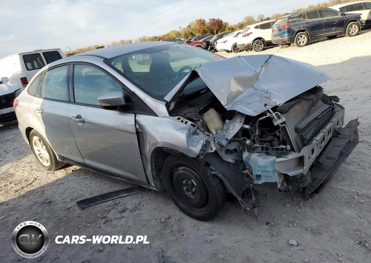 2015 Ford Focus Se VIN:1FADP3F22FL374825 - 4