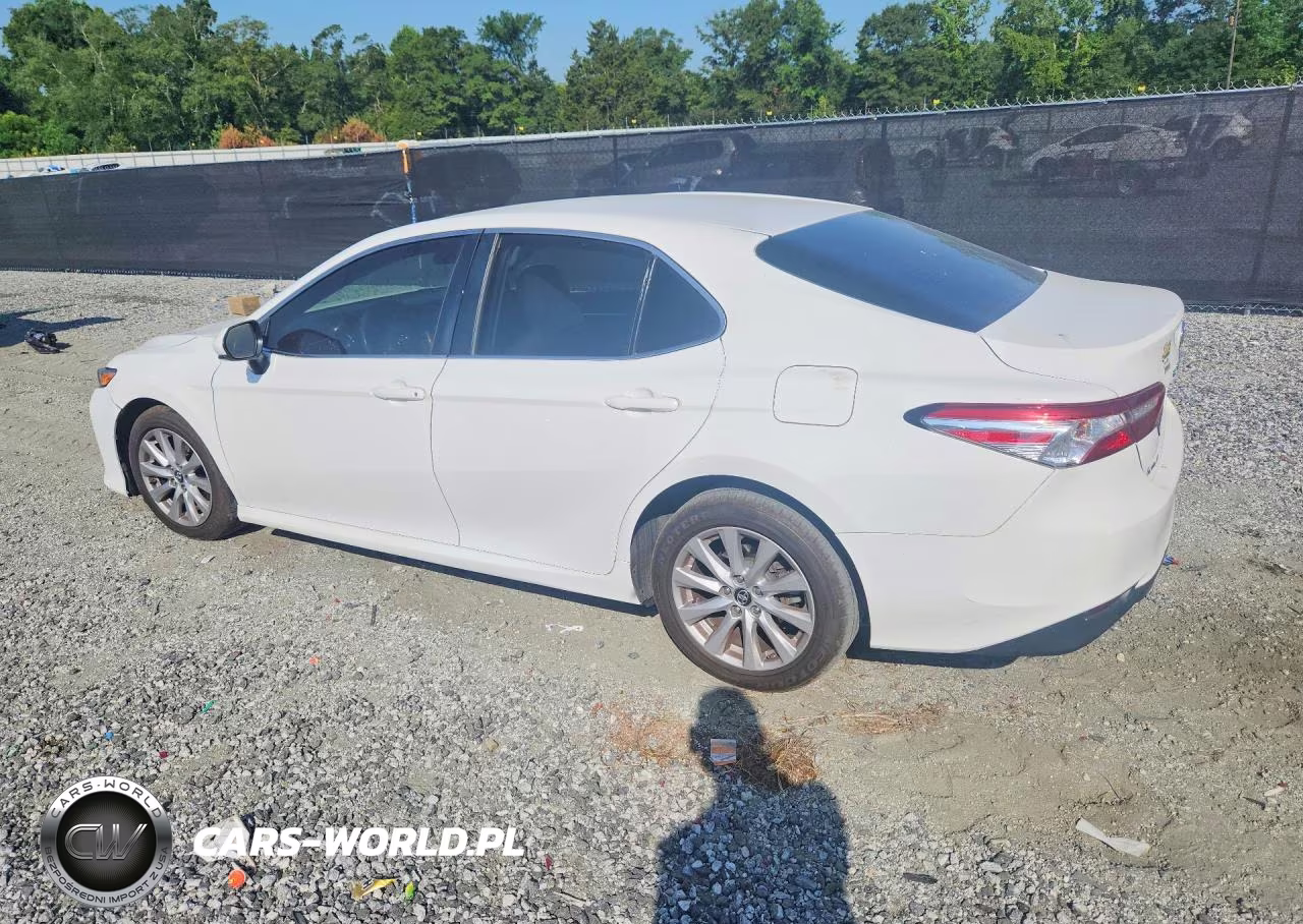2018 Toyota Camry Le VIN:4T1B11HK8JU584395 - 2