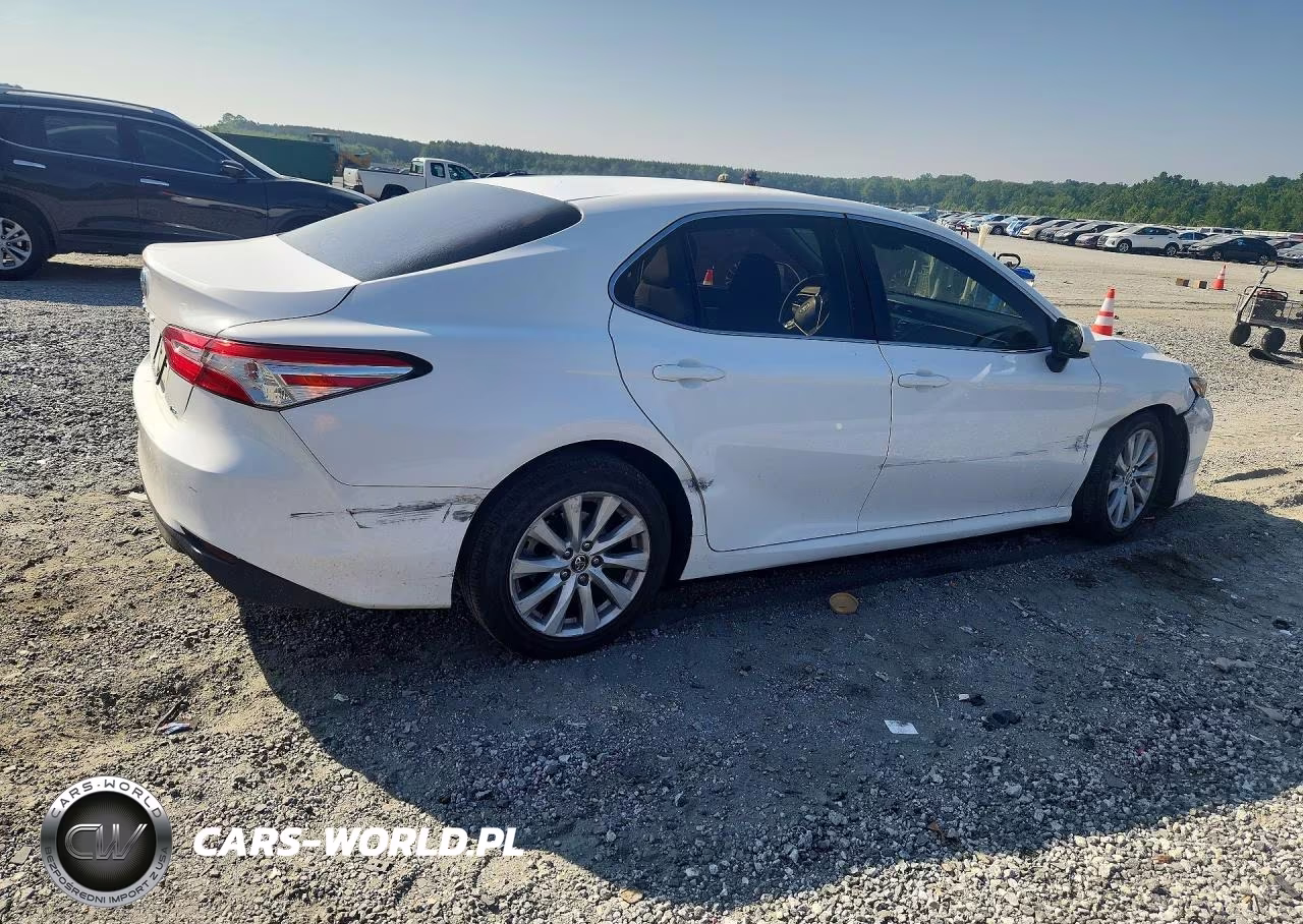 2018 Toyota Camry Le VIN:4T1B11HK8JU584395 - 3