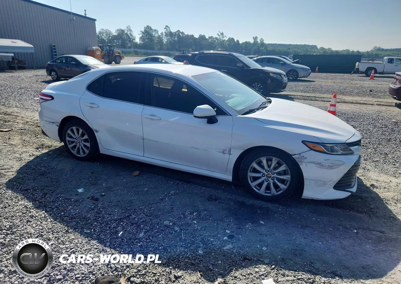 2018 Toyota Camry Le VIN:4T1B11HK8JU584395 - 4