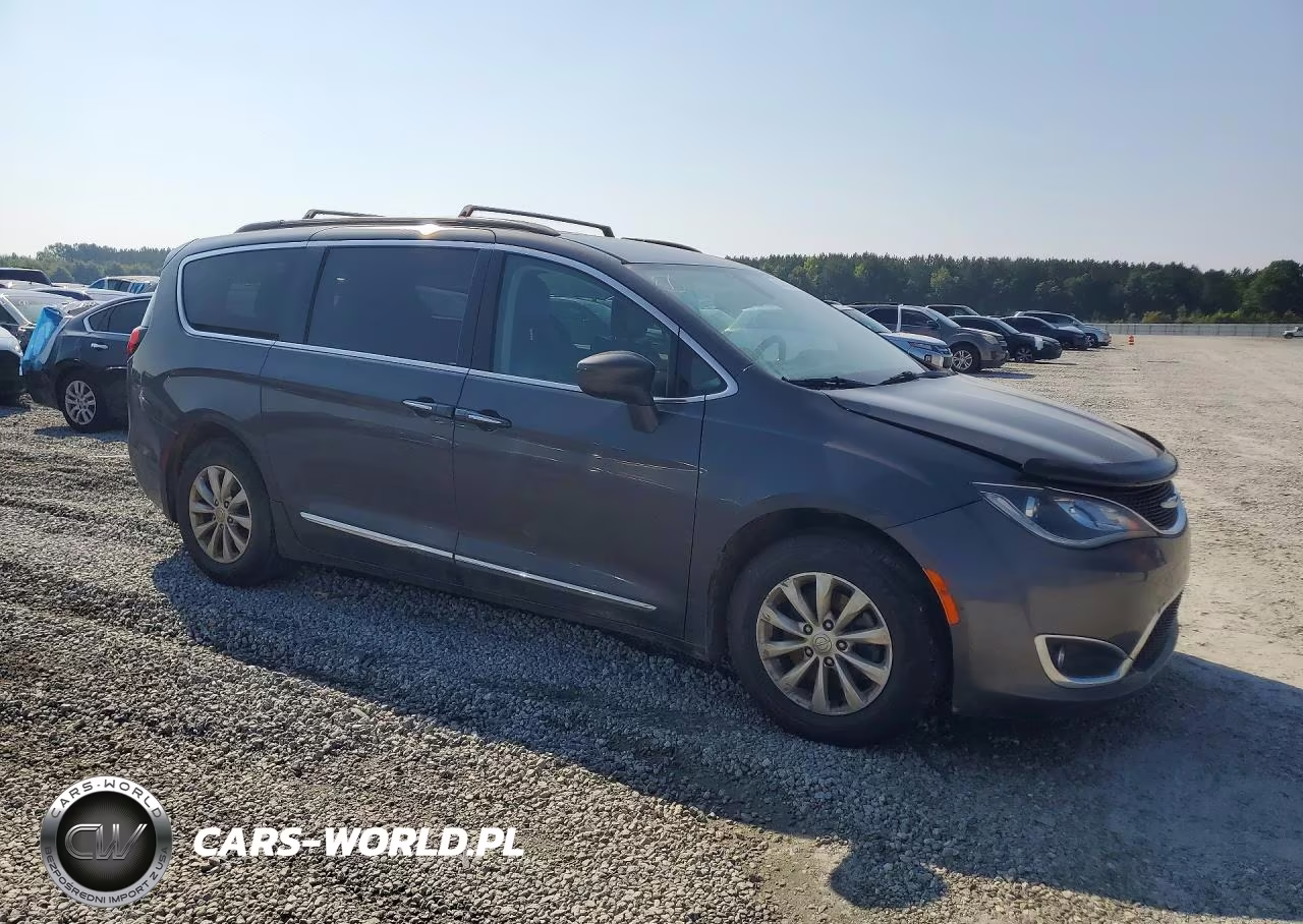 2017 Chrysler Pacifica Touring L VIN:2C4RC1BG3HR506681 - 4