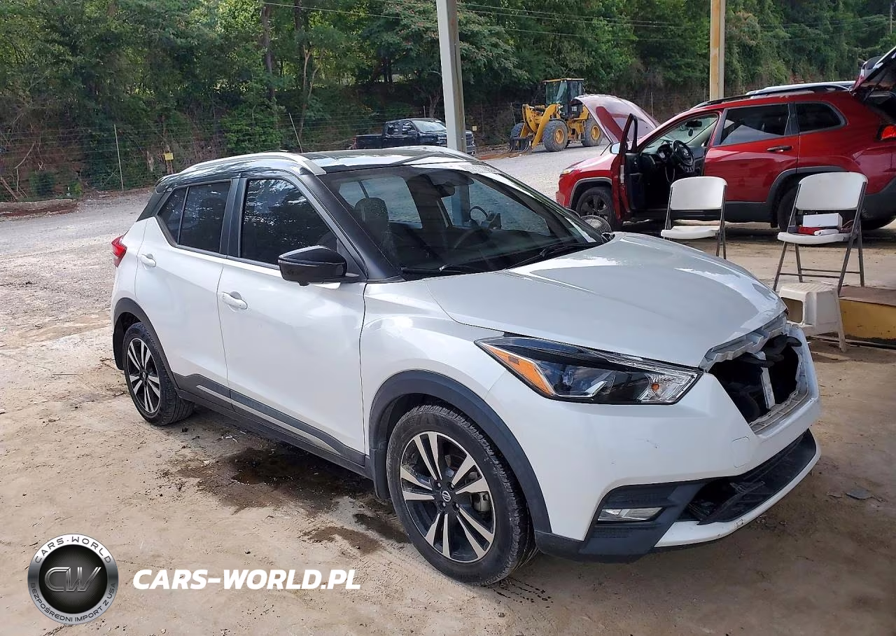 2019 Nissan Kicks Sr VIN:3N1CP5CUXKL471621 - 4