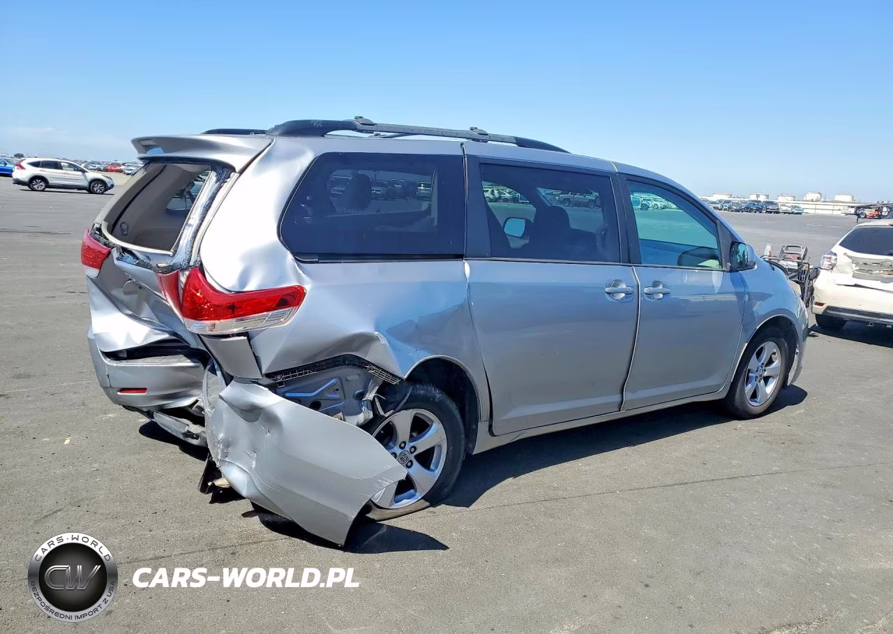 2013 Toyota Sienna Le VIN:5TDKK3DC2DS355621 - 3