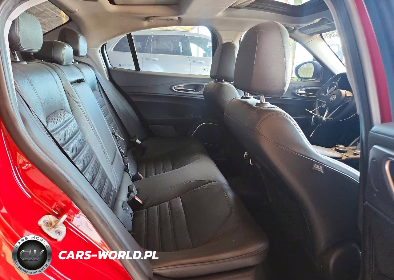 2018 Alfa Romeo Giulia Ti VIN:ZARFAECN8J7595755 - 10