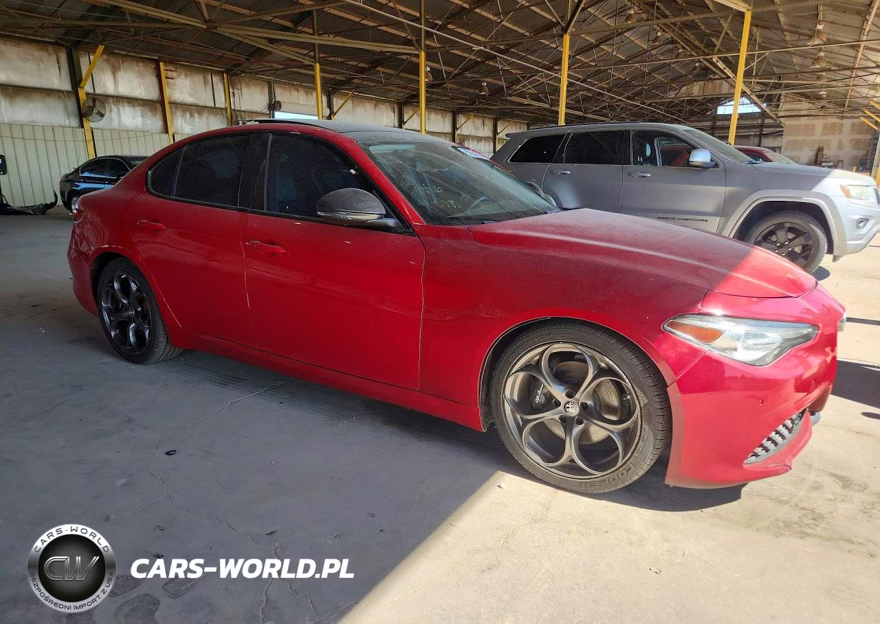 2018 Alfa Romeo Giulia Ti VIN:ZARFAECN8J7595755 - 4