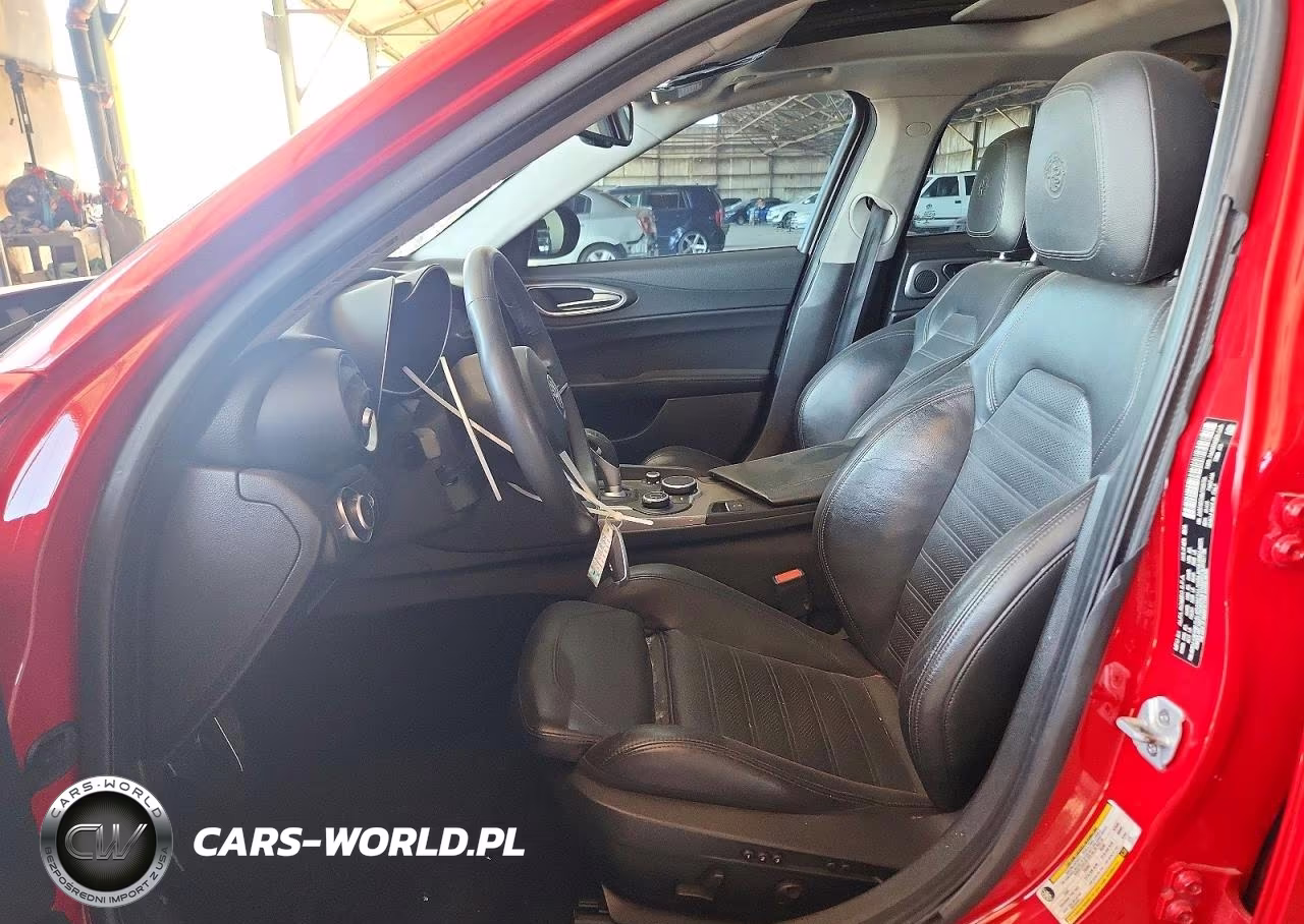 2018 Alfa Romeo Giulia Ti VIN:ZARFAECN8J7595755 - 7
