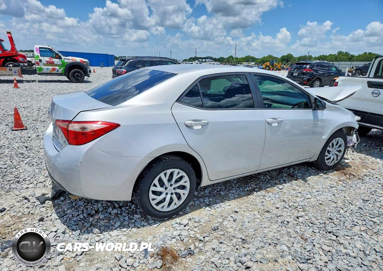 2017 Toyota Corolla Le VIN:5YFBURHEXHP711174 - 3
