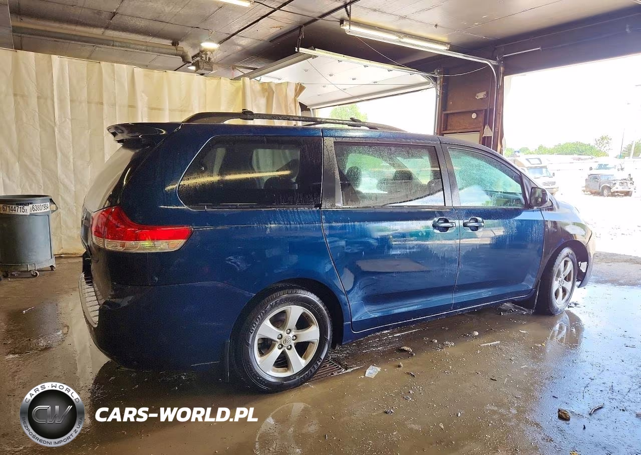 2011 Toyota Sienna Le VIN:5TDKK3DC2BS152533 - 3