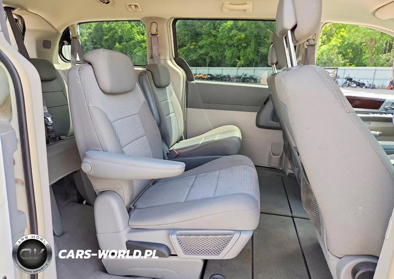 2010 Chrysler Town & Country Touring VIN:2A4RR5D13AR285324 - 11