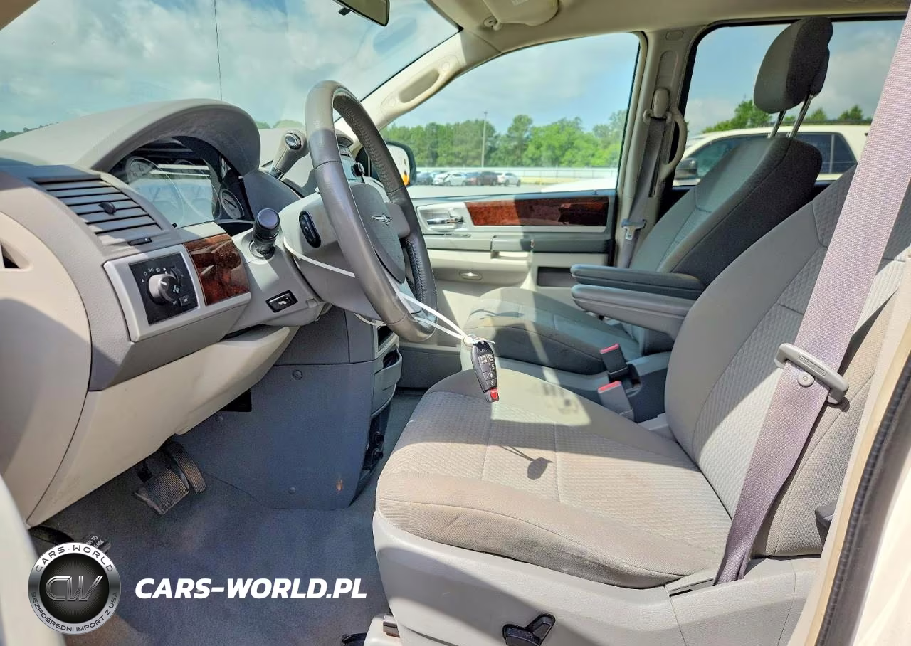 2010 Chrysler Town & Country Touring VIN:2A4RR5D13AR285324 - 7