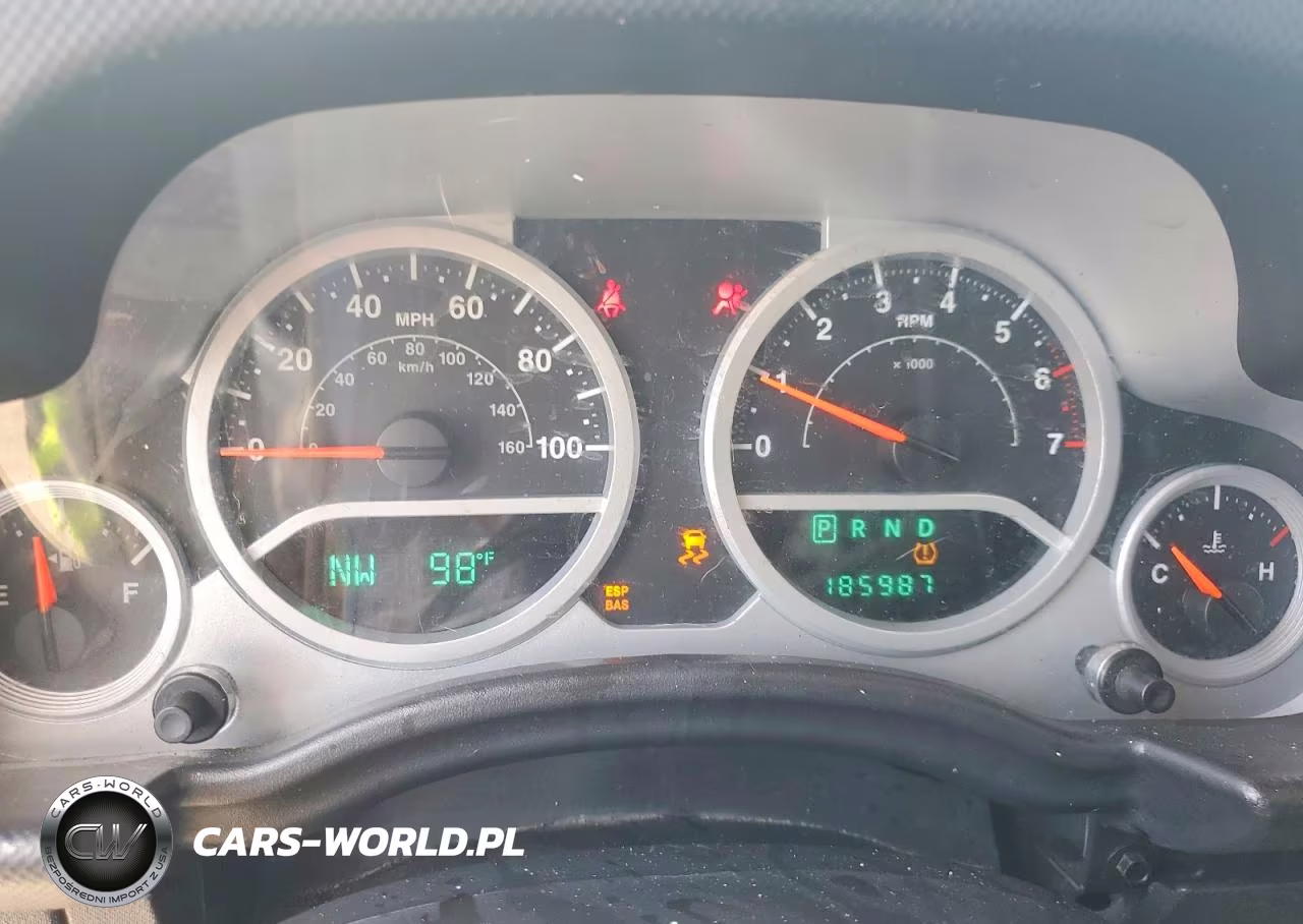 2009 Jeep Wrangler Unlimited Sahara VIN:1J4GA591X9L705012 - 9