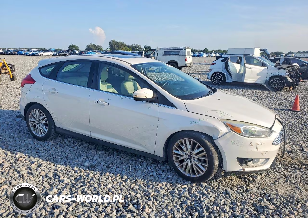 2016 Ford Focus Titanium VIN:1FADP3N23GL299393 - 4
