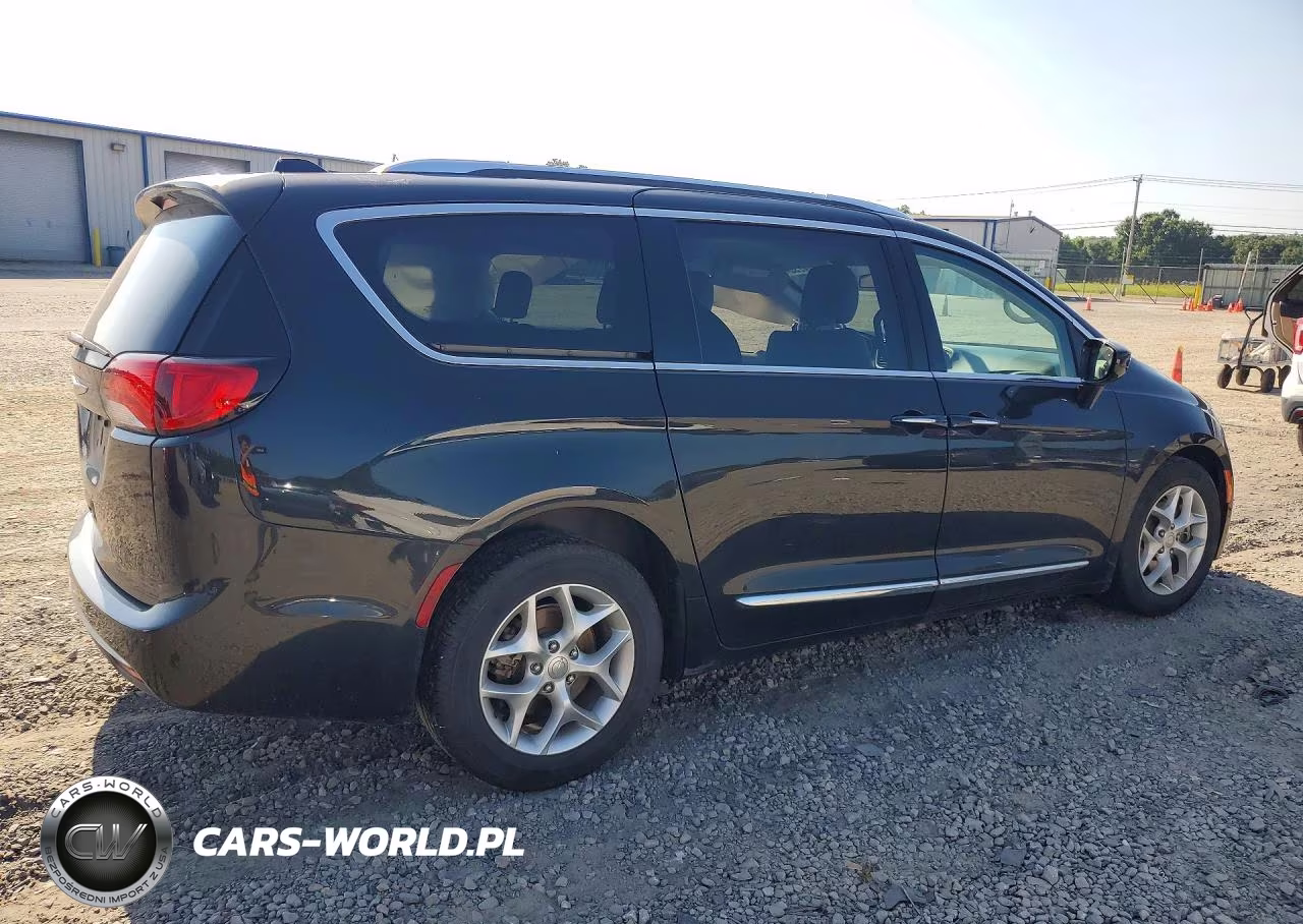 2018 Chrysler Pacifica Touring L VIN:2C4RC1BG8JR353009 - 3