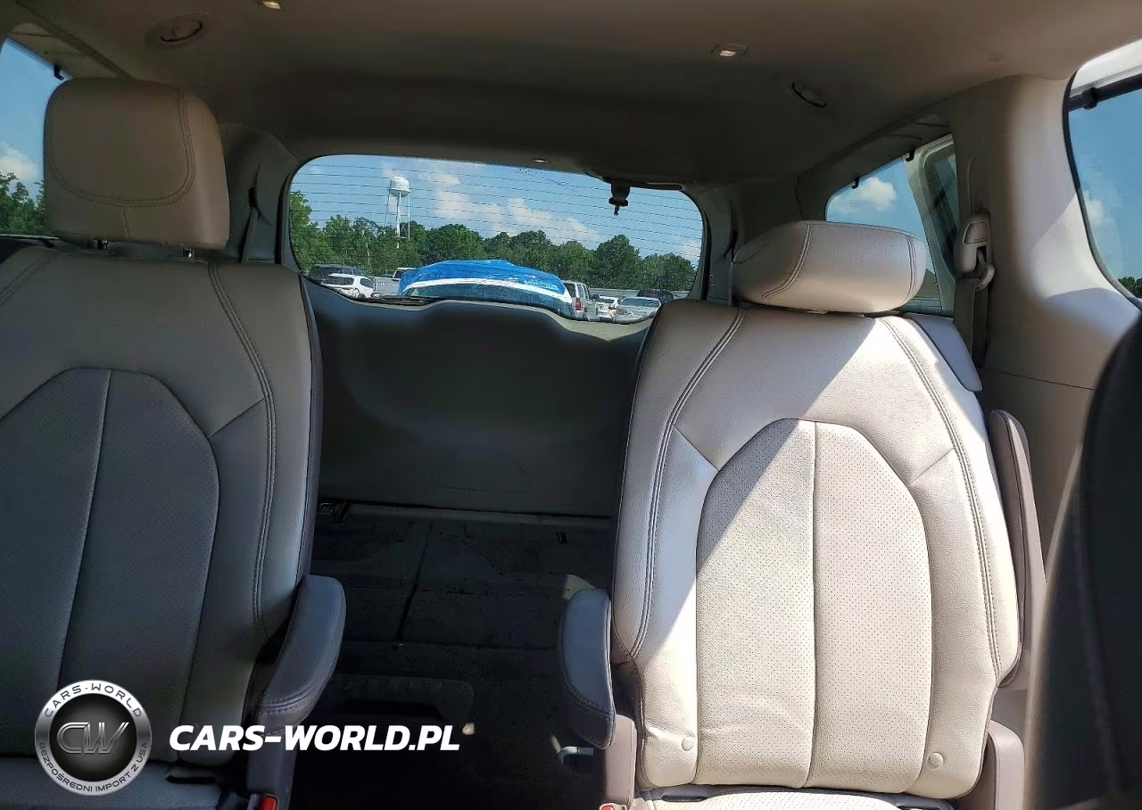 2018 Chrysler Pacifica Touring L VIN:2C4RC1BG7JR172273 - 10