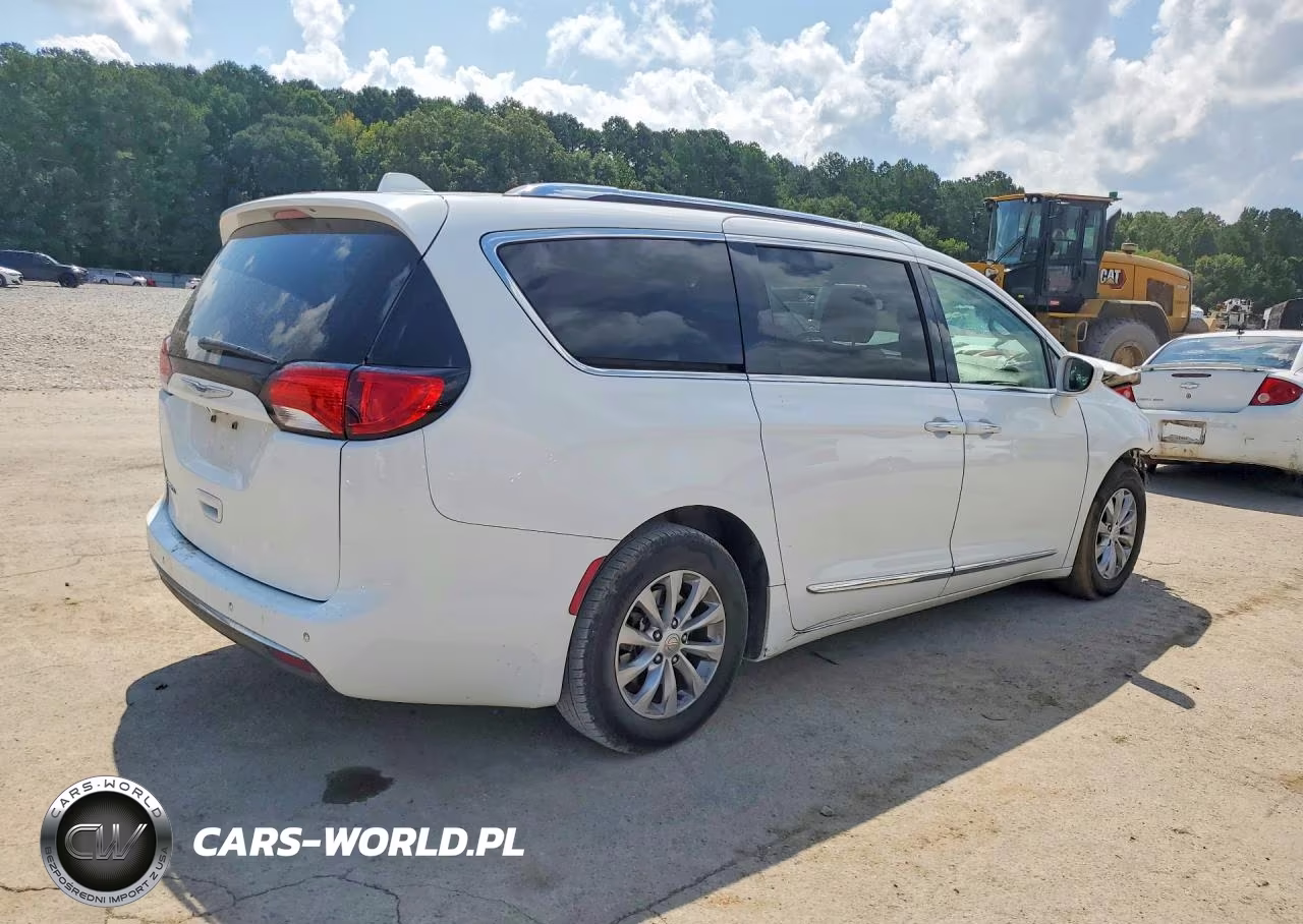 2018 Chrysler Pacifica Touring L VIN:2C4RC1BG7JR172273 - 3