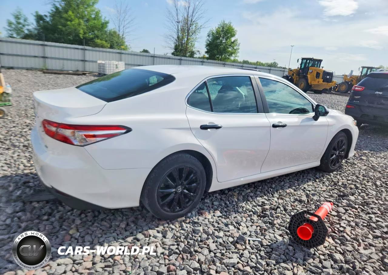 2018 Toyota Camry Le VIN:4T1B11HK8JU619047 - 3