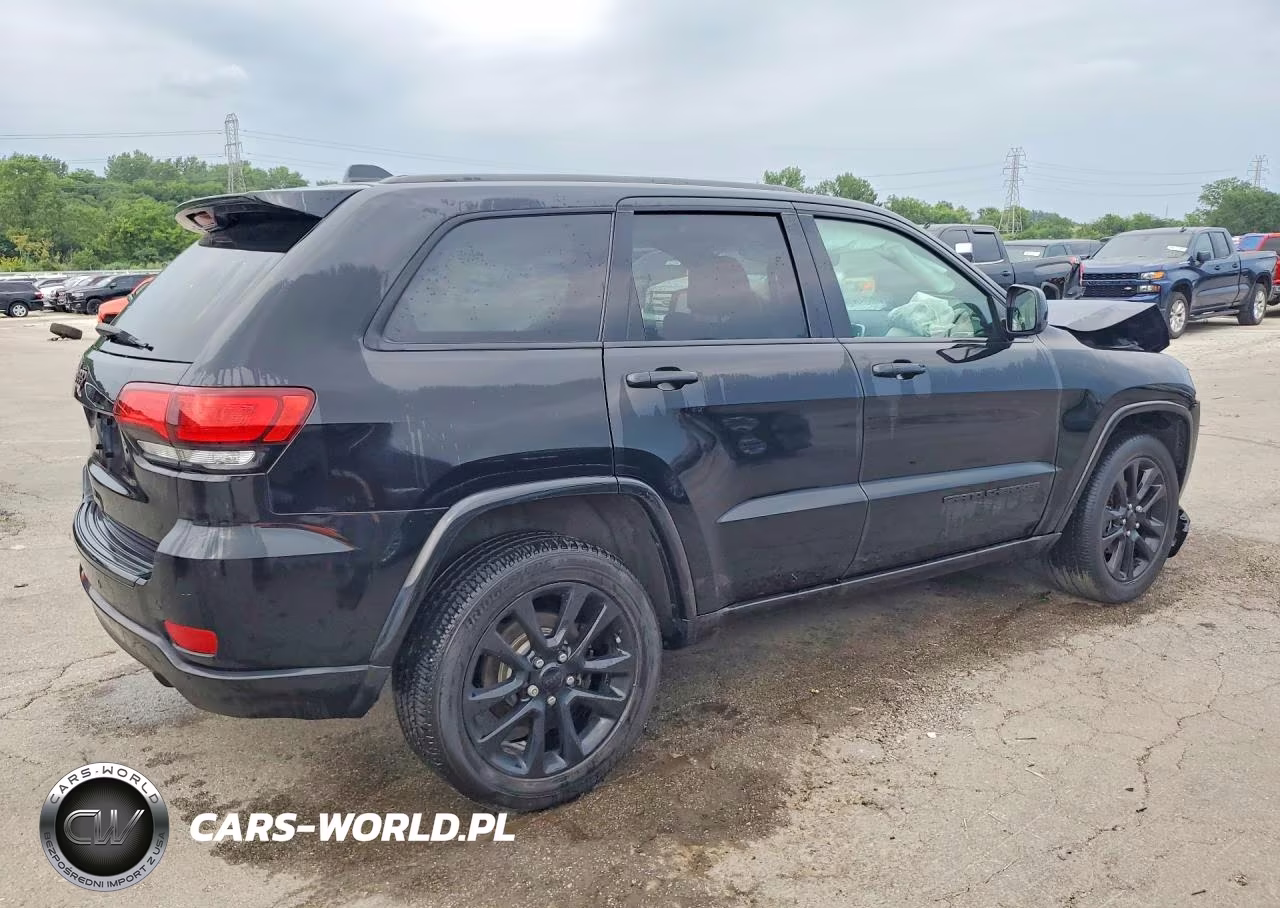 2018 Jeep Grand Cherokee Laredo VIN:1C4RJFAG3JC203371 - 3