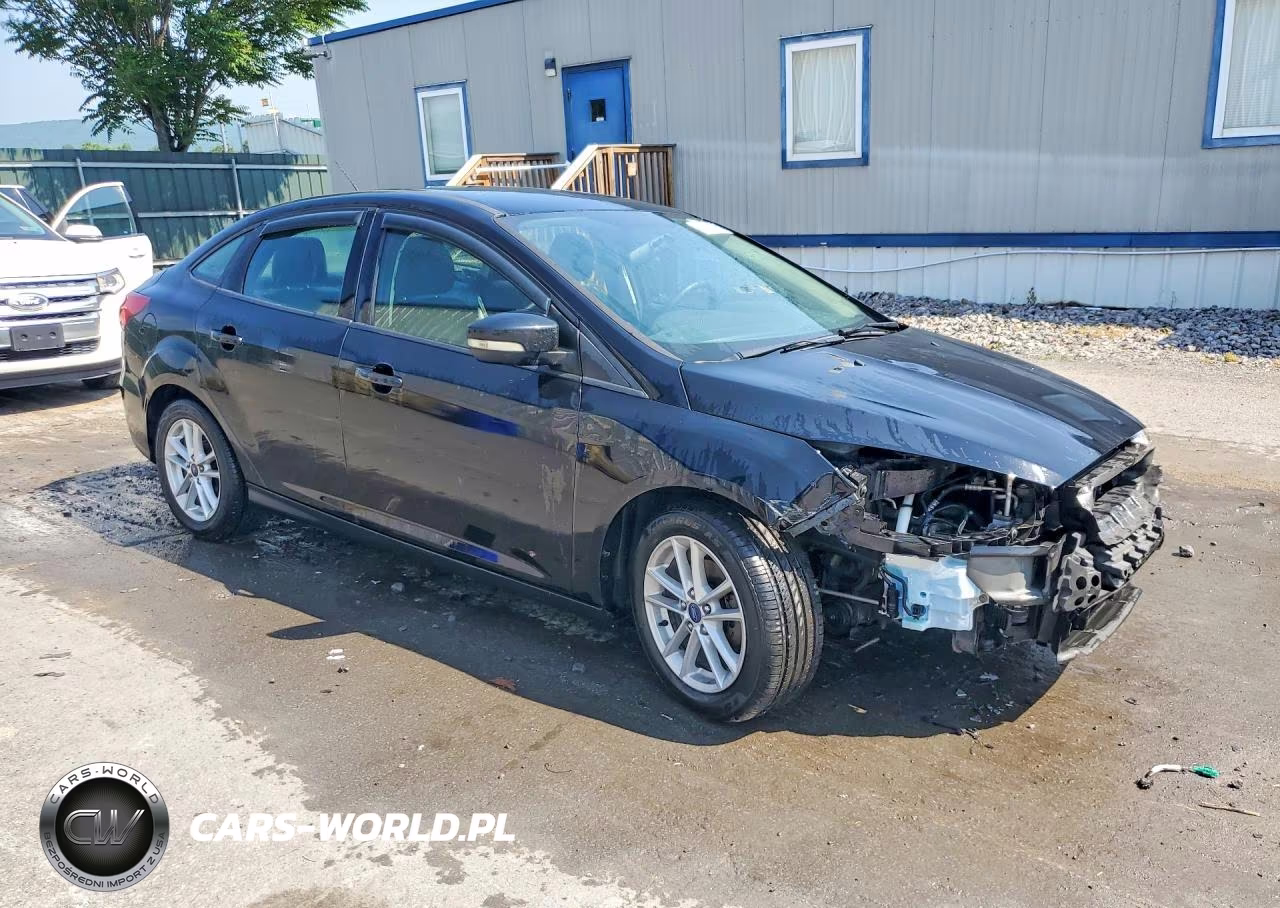 2017 Ford Focus Se VIN:1FADP3F28HL322084 - 4