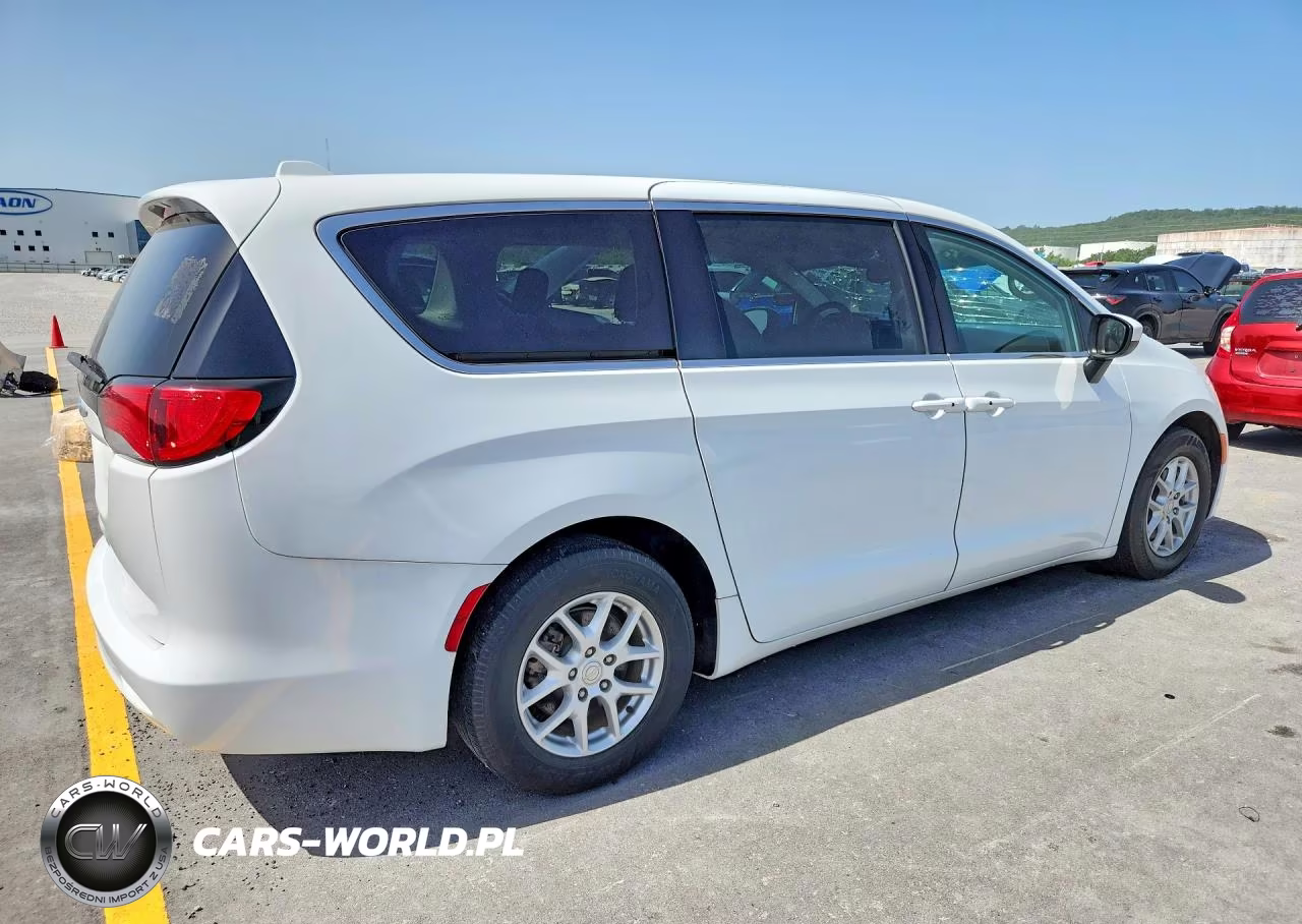 2017 Chrysler Pacifica Touring VIN:2C4RC1DG2HR722924 - 3