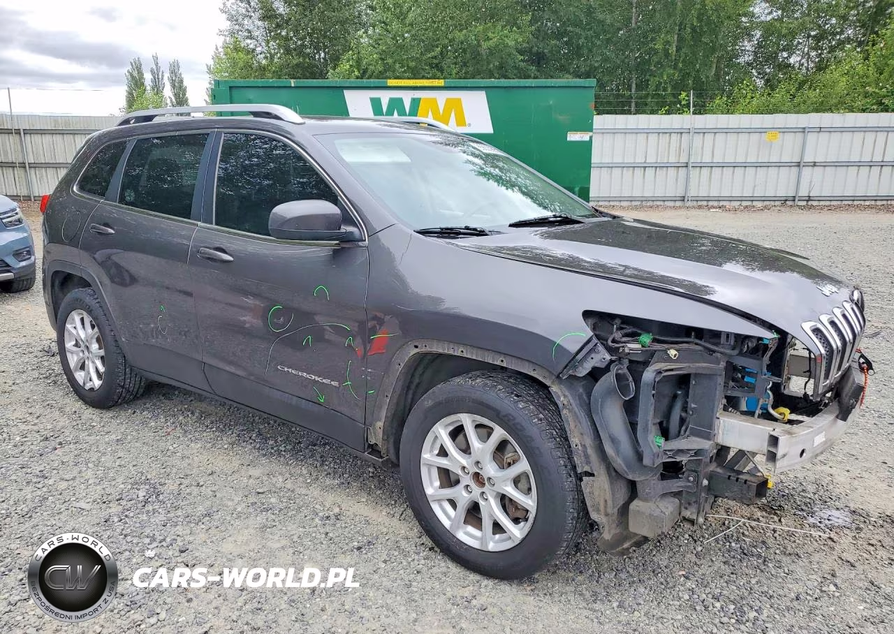 2015 Jeep Cherokee Latitude VIN:1C4PJLCS8FW596653 - 4