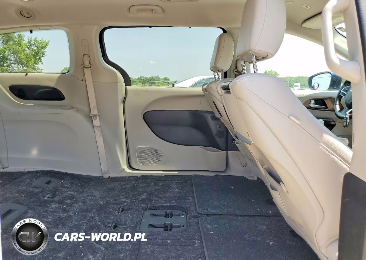 2018 Chrysler Pacifica Touring L Plus VIN:2C4RC1EG5JR189150 - 11