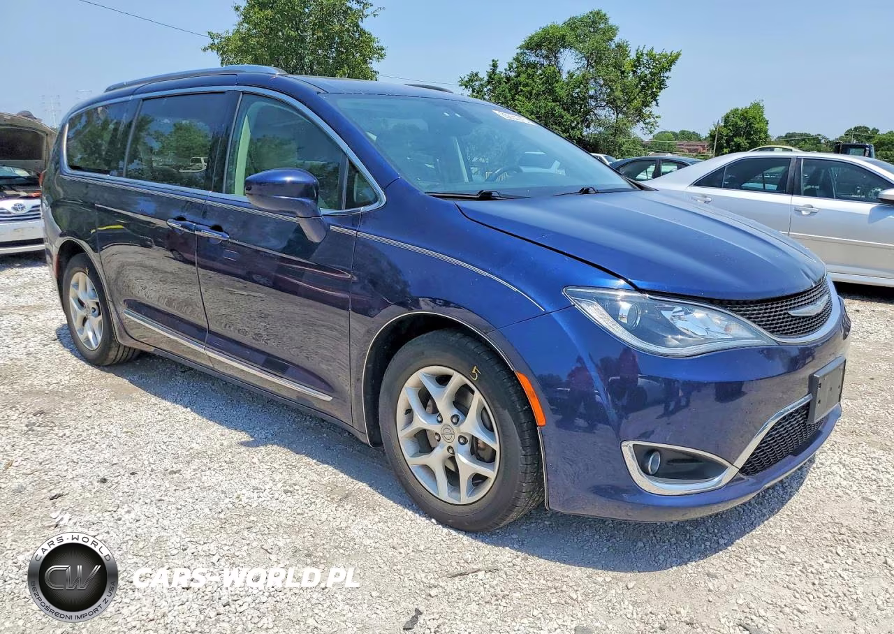 2018 Chrysler Pacifica Touring L Plus VIN:2C4RC1EG5JR189150 - 4
