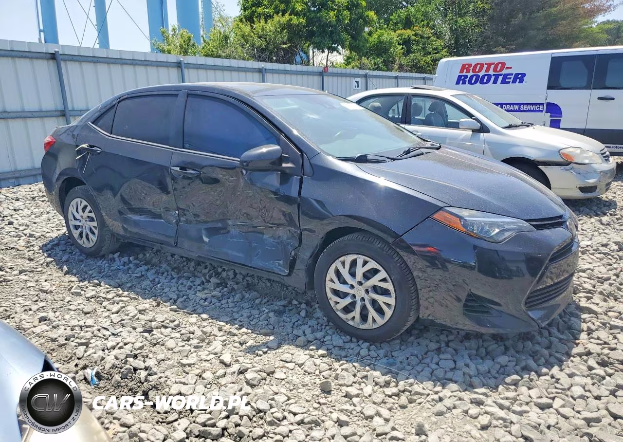 2018 Toyota Corolla Le VIN:5YFBURHE3JP756267 - 4