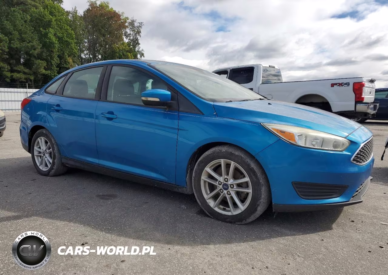 2017 Ford Focus Se VIN:1FADP3F23HL201558 - 4