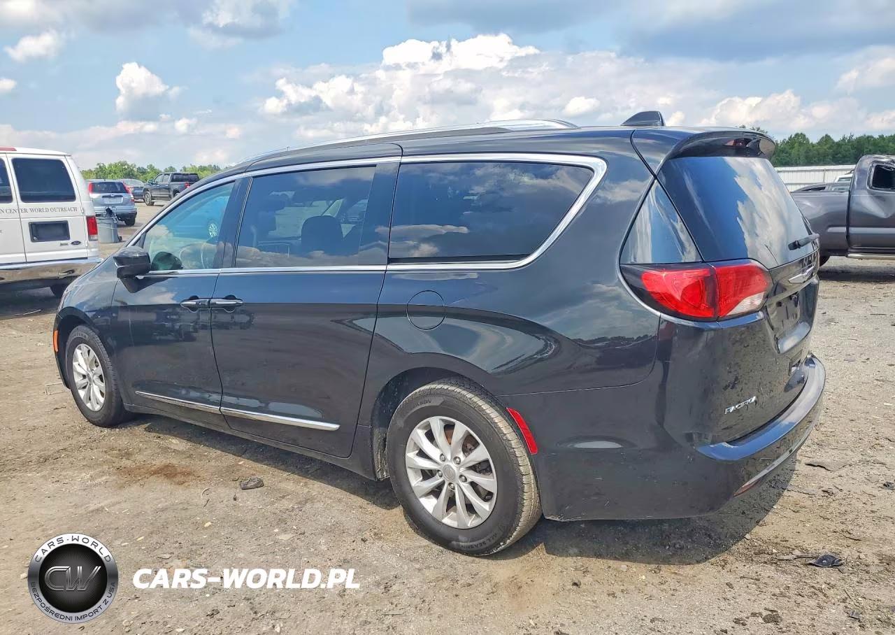 2018 Chrysler Pacifica Touring L VIN:2C4RC1BGXJR317886 - 2
