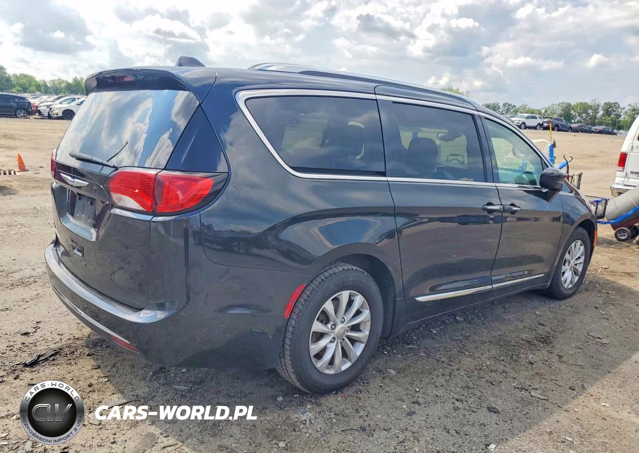 2018 Chrysler Pacifica Touring L VIN:2C4RC1BGXJR317886 - 3