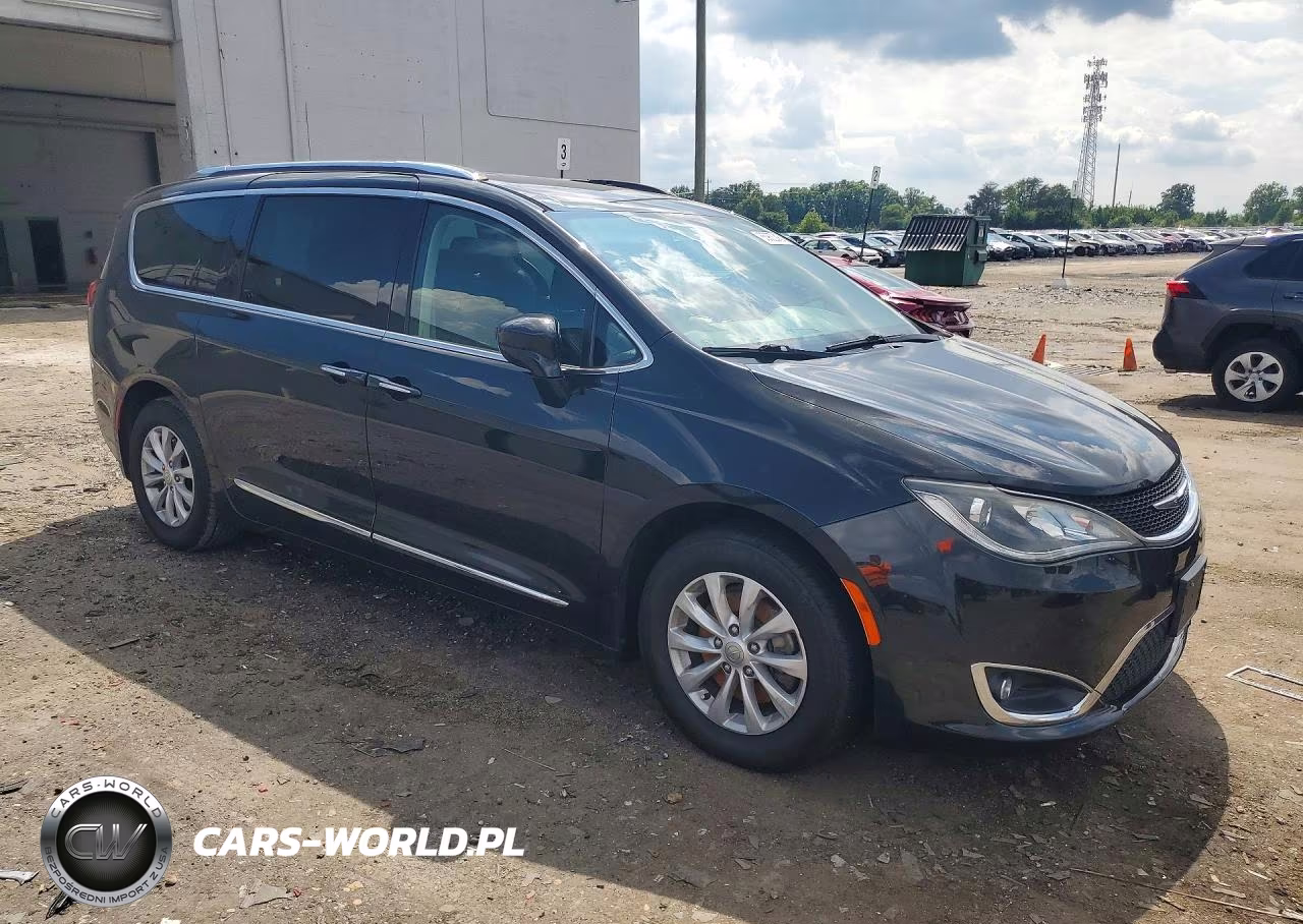 2018 Chrysler Pacifica Touring L VIN:2C4RC1BGXJR317886 - 4