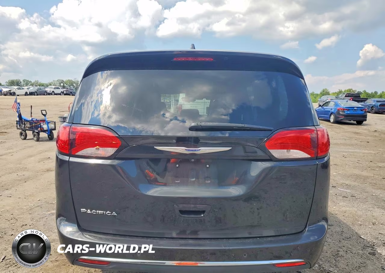 2018 Chrysler Pacifica Touring L VIN:2C4RC1BGXJR317886 - 6
