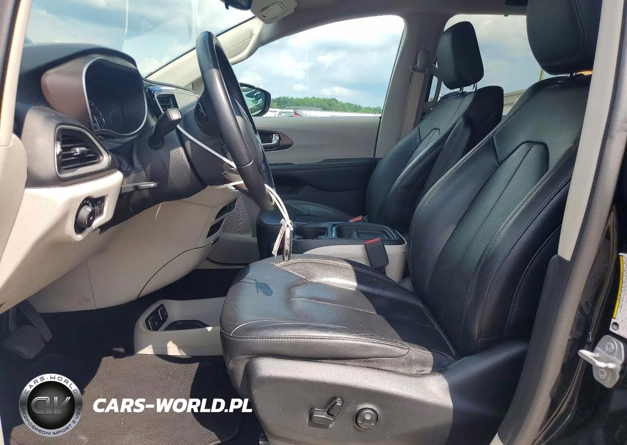2018 Chrysler Pacifica Touring L VIN:2C4RC1BGXJR317886 - 7