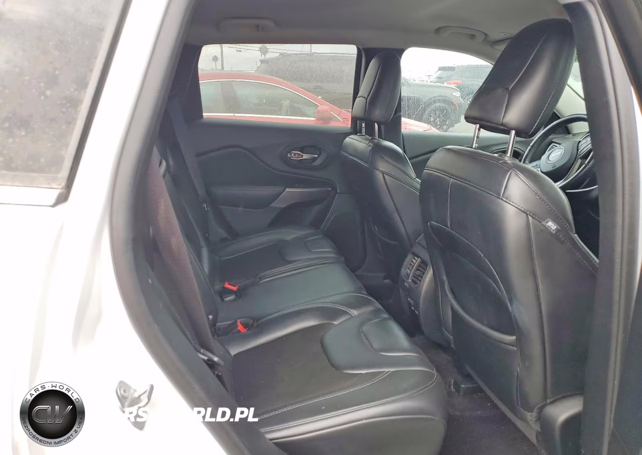 2019 Jeep Cherokee Latitude Plus VIN:1C4PJLLB3KD186848 - 11