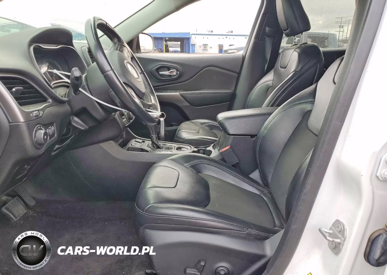 2019 Jeep Cherokee Latitude Plus VIN:1C4PJLLB3KD186848 - 7