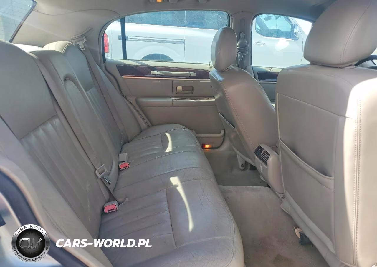 2007 Lincoln Town Car Signature VIN:1LNHM81W17Y617942 - 10