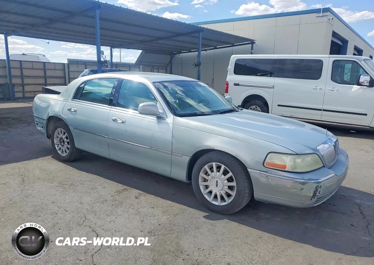 2007 Lincoln Town Car Signature VIN:1LNHM81W17Y617942 - 4
