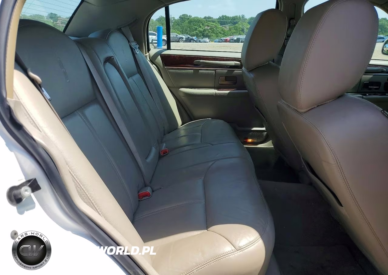 2011 Lincoln Town Car Signature Limited VIN:2LNBL8CV4BX751964 - 10