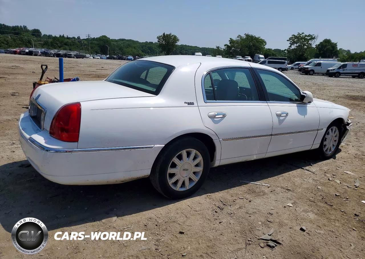 2011 Lincoln Town Car Signature Limited VIN:2LNBL8CV4BX751964 - 3