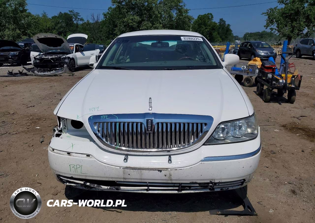 2011 Lincoln Town Car Signature Limited VIN:2LNBL8CV4BX751964 - 5