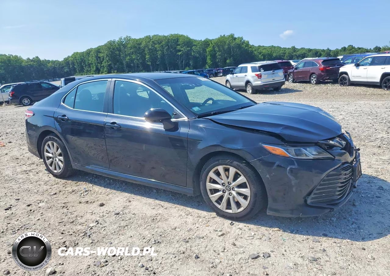 2018 Toyota Camry Le VIN:4T1B11HK4JU671632 - 4