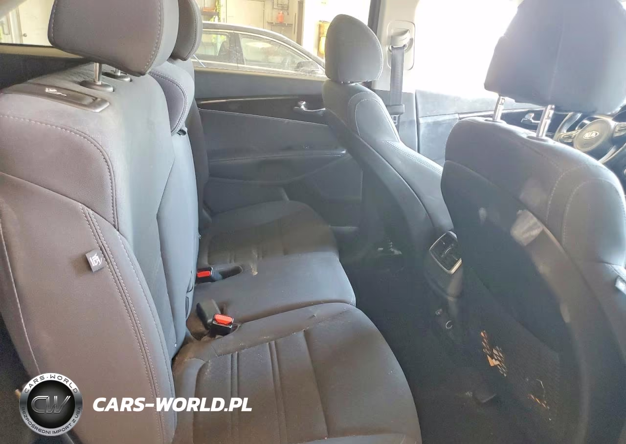 2018 Kia Sorento VIN:5XYPGDA36JG340274 - 11
