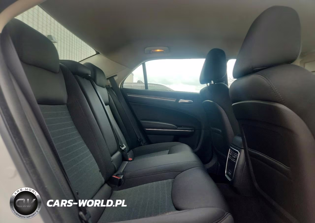 2018 Chrysler 300 Touring VIN:2C3CCAAG6JH320978 - 10